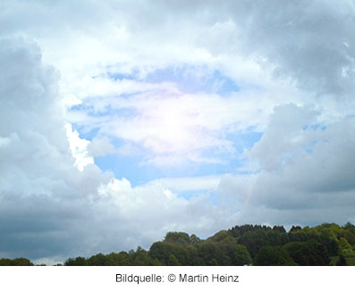 Hinter den Wolken strahlt das Licht